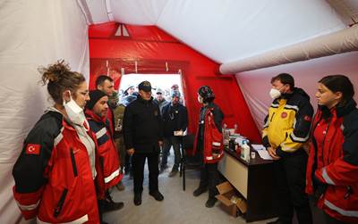 Millî Savunma Bakanı Hulusi Akar  ve Sağlık Bakanı Fahrettin Koca Antakya ve Altınözü’ndeki Çalışmaları İnceledi, Vatandaşlarla Bir Araya Geldi